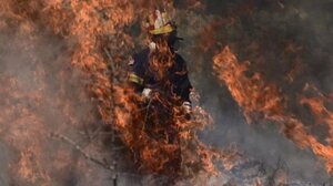 Μαίνεται ο πύρινος εφιάλτης στην Αττική - Τιτάνια μάχη των πυροσβεστών