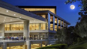 Πανσέληνος Αυγούστου στο Μουσείο Ακρόπολης με συντροφιά την Μπάντα της Πολεμικής Αεροπορίας