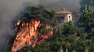 Φωτιά στο Βαρνάβα: Φλόγες 25 μέτρων και άνεμοι 8 μποφόρ - Mεγάλη κινητοποίηση για τον απεγκλωβισμό κατοίκων