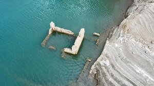 Στερεύει και ο Μόρνος - Αναδύονται τα βυθισμένα στα νερά σπίτια από το χωριό Κάλλιο