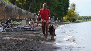 Καμένα Βούρλα: Σκύλος ναυαγοσώστης έσωσε από πνιγμό λουόμενο