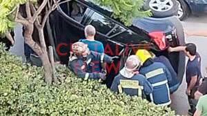Επιχείρηση για τον απεγκλωβισμό γυναίκας από ΙΧ που ανατράπηκε - Δείτε βίντεο