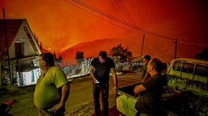 Νύχτα εφιάλτης στην Κορινθία: Βρέθηκαν δύο απανθρακωμένες σοροί – Eκκενώθηκαν οικισμοί, κάηκαν σπίτια, νέο 112