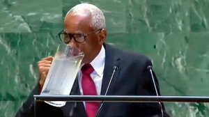 Επική γκάφα του προέδρου της Αϊτής: Ήπιε νερό από την... κανάτα! - Δείτε βίντεο