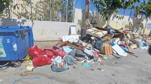 Μονίμως ξεχειλίζουν οι κάδοι: Δεν μπορούν οι μαθητές να πάνε στο σχολείο τους