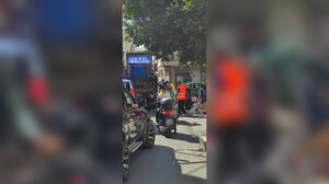 Αποκομιδή απορριμμάτων... σε ώρα αιχμής!