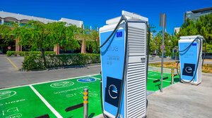 bluePass: Νέα υπηρεσία από τη ΔΕΗ για φόρτιση ηλεκτρικού αυτοκινήτου