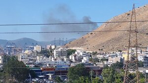 Πέραμα Αττικής: Υπό μερικό έλεγχο η φωτιά σε εγκατελειμμένο κτίριο