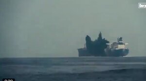 Βίντεο με τη στιγμή που οι Χούθι χτυπούν τάνκερ με τηλεκατευθυνόμενο σκάφος γεμάτο εκρηκτικά