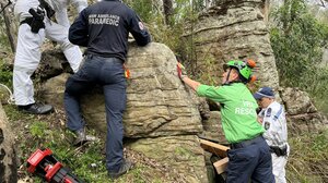 Εγκλωβίστηκε ανάποδα για 7 ώρες ανάμεσα σε βράχους - Προσπαθούσε να πιάσει το κινητό της 