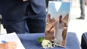 Πλήθος κόσμου στο τελευταίο αντίο στον Δημήτρη Σούρα