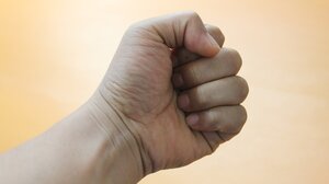 Ζευγάρι συνελήφθη για την επίθεση στο στέλεχος της Περιφέρειας