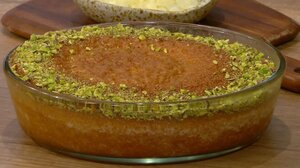 Κέικ μαστίχας Χίου σιροπιαστό με γάλα