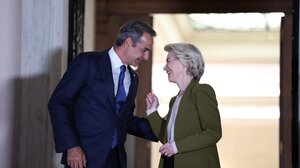 "Καρφιά" της Ευρωπαίας Διαμεσολαβήτριας για τις διακοπές της Φον ντερ Λάιεν στην Κρήτη