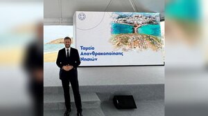 Στη Νάξο, στην τελετή υπογραφής της σύμβασης για τη σύσταση του Ταμείου Απανθρακοποίησης Νησιών, ο Μενέλαος Μποκέας