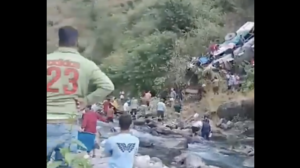 Τουλάχιστον 20 νεκροί μετά από πτώση λεωφορείου σε φαράγγι στην Ινδία 