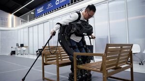 Ρομποτικός εξωσκελετός βοηθά παραπληγικούς να περπατήσουν