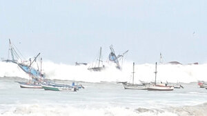 Περού: Τεράστια κύματα αναποδογυρίζουν πλοία σε παράκτια περιοχή