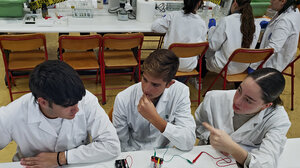 Ηράκλειο: Οι μαθητές παίζουν τα πειράματα στα δάχτυλά τους!