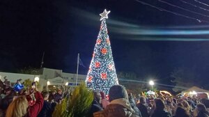 Με γλέντι και χαρά η φωταγώγηση του δέντρου στην πρώην Αμερικανική Βάση 