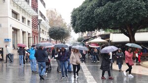 Χριστούγεννα 2025: Από σήμερα σε ισχύ το εορταστικό ωράριο - Πώς θα λειτουργήσουν τα καταστήματα