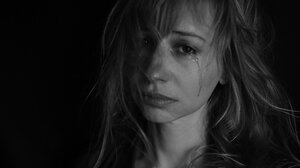 Χτύπησε και έγδυσε στην εθνική οδό τη σύντροφό του