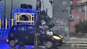 Ο δυνατός αέρας έριξε τον φωτεινό σηματοδότη