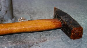 Την χτύπησαν στο κεφάλι με σφυρί - Στο νοσοκομείο μια γυναίκα