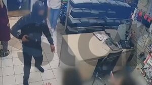 Μενίδι: Η στιγμή που ληστής εισβάλει με όπλο σε κατάστημα με ρούχα και απειλεί γυναίκα με παιδί