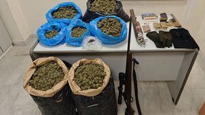17 κιλά χασίς, ένα... "οπλοστάσιο" και δύο συλλήψεις στα Χανιά