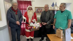 Εδώ και 40 χρόνια ο Άγιος Βασίλης επισκέπτεται το νοσοκομείο Σητείας!