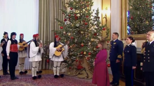 Τα κάλαντα στην Πρόεδρο της Δημοκρατίας Κ. Σακελλαροπούλου από την Προεδρική Φρουρά