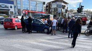 Σύγκρουση 3 αυτοκινήτων στον Κατσαμπά- Μία γυναίκα τραυματίας