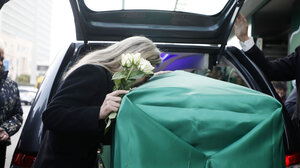 Πόπη Δομάζου: “Όλη η Ελλάδα σήμερα θρηνεί, ο πατέρας μου είναι εδώ”