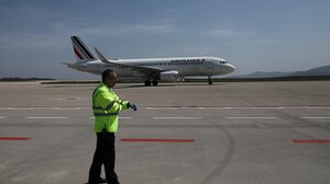 Αντί για την κηδεία του Σημίτη… βρέθηκε στη Σούδα!