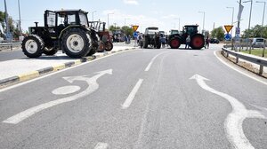 Mπλόκο στον κόμβο στα Μεγάλα χωράφια στήνουν οι αγρότες