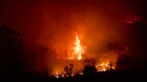 Εσπευσμένες απομακρύνσεις κατοίκων από προάστιο του Λος Άντζελες