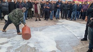 Αποφασισμένοι να φτάσουν στα άκρα οι Κρητικοί - Έριξαν γάλα στην Αποκεντρωμένη Διοίκηση, σύσκεψη στην Περιφέρεια 