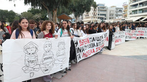 Με μουσική και δρώμενα, η διαμαρτυρία Καλλιτεχνικού και Μουσικού σχολείων Ηρακλείου στο κέντρο της πόλης