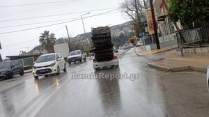 Ασυνείδητος οδηγός φόρτωσε «πύργο» από παλέτες στο ΙΧ και βγήκε στους δρόμους!