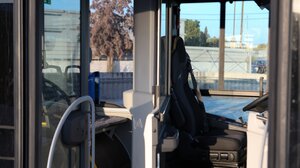 Ανήλικοι πέταξαν πέτρες σε λεωφορείο στο Πέραμα Πειραιά