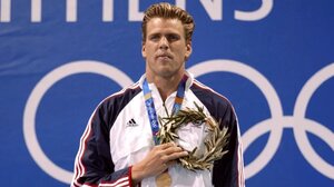 Ο Ολυμπιονίκης της Αθήνας, Γκάρι Χολ κέρδισε 10 μετάλλια στο νερό, τα έχασε στη φωτιά!