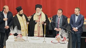 Οι σεισμόπληκτοι του δήμου Μινώα Πεδιάδας έκοψαν πρωτοχρονιάτικη πίτα στους οικίσκους