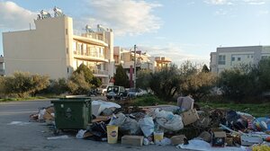 Ξεχειλίζει η οργή για τα σκουπίδια έξω και γύρω από τους κάδους