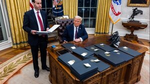 Τραμπ: Εκτός ΠΟΥ και Συμφωνίας του Παρισιού οι ΗΠΑ - Τα πρώτα προεδρικά διατάγματα