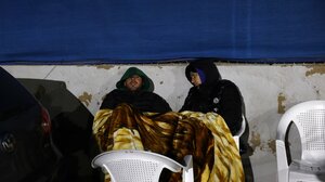 Σεισμοί Σαντορίνη: Με ρακή αντιμετωπίζουν το κρύο... και τον φόβο