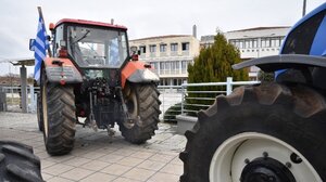 Κινητοποίηση αγροτών στο κτίριο της Περιφέρεια Θεσσαλίας- Συνάντηση με τον περιφερειάρχη