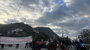 Για 10η μέρα στο μπλόκο των Μεγάλων Χωραφιών αγρότες και κτηνοτρόφοι των Χανίων