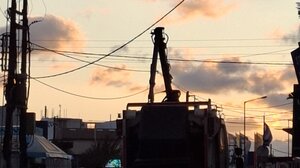 Γερανοφόρο έκοψε καλώδιο της ΔΕΗ σε κεντρική λεωφόρο: Χωρίς ρεύμα έμεινε η περιοχή