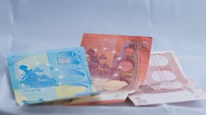 Κατώτατος μισθός: Τα σενάρια για τη νέα αύξησή του 